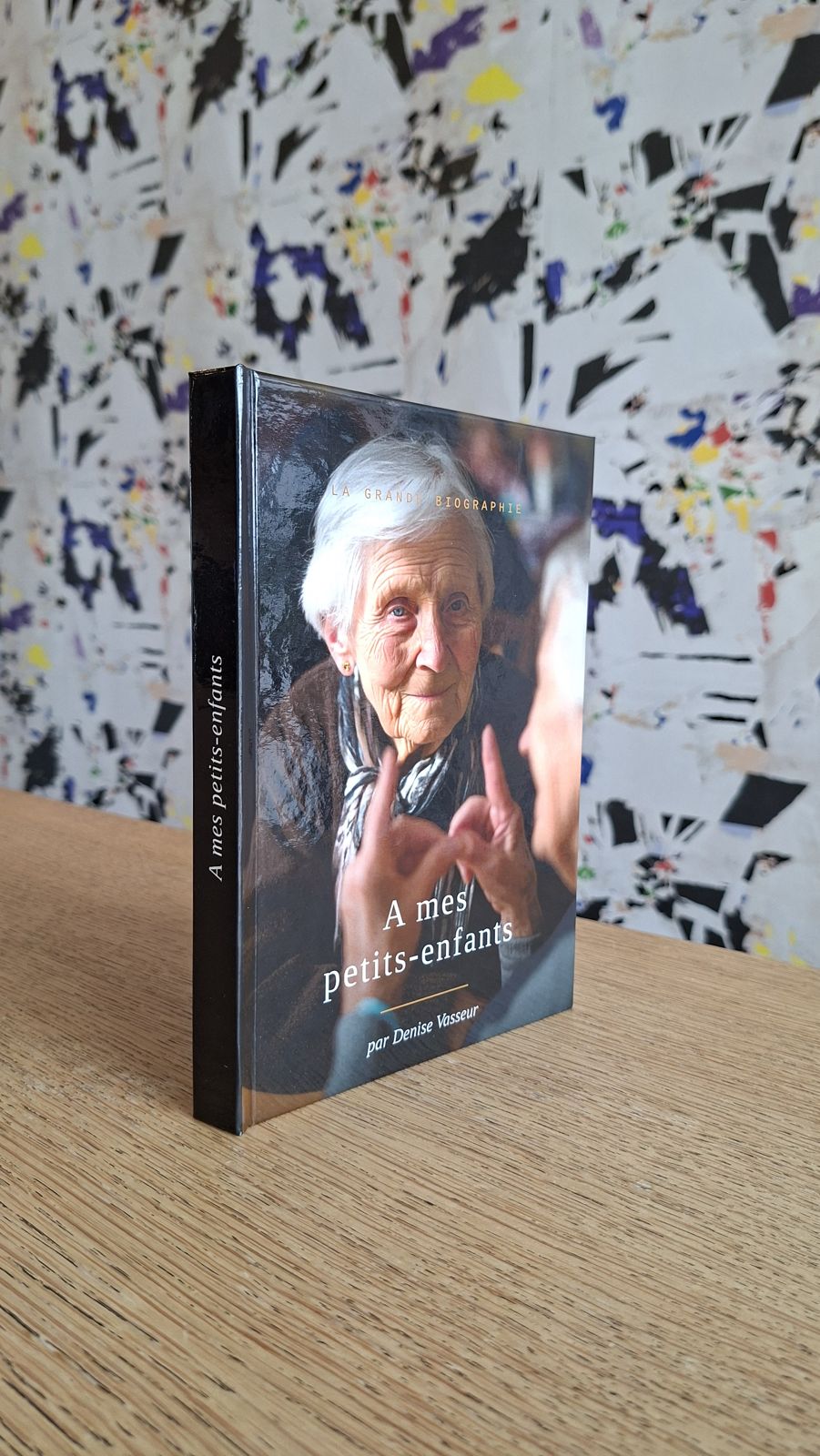 Le livre vu de trois quarts, le titre imprimé sur le dos