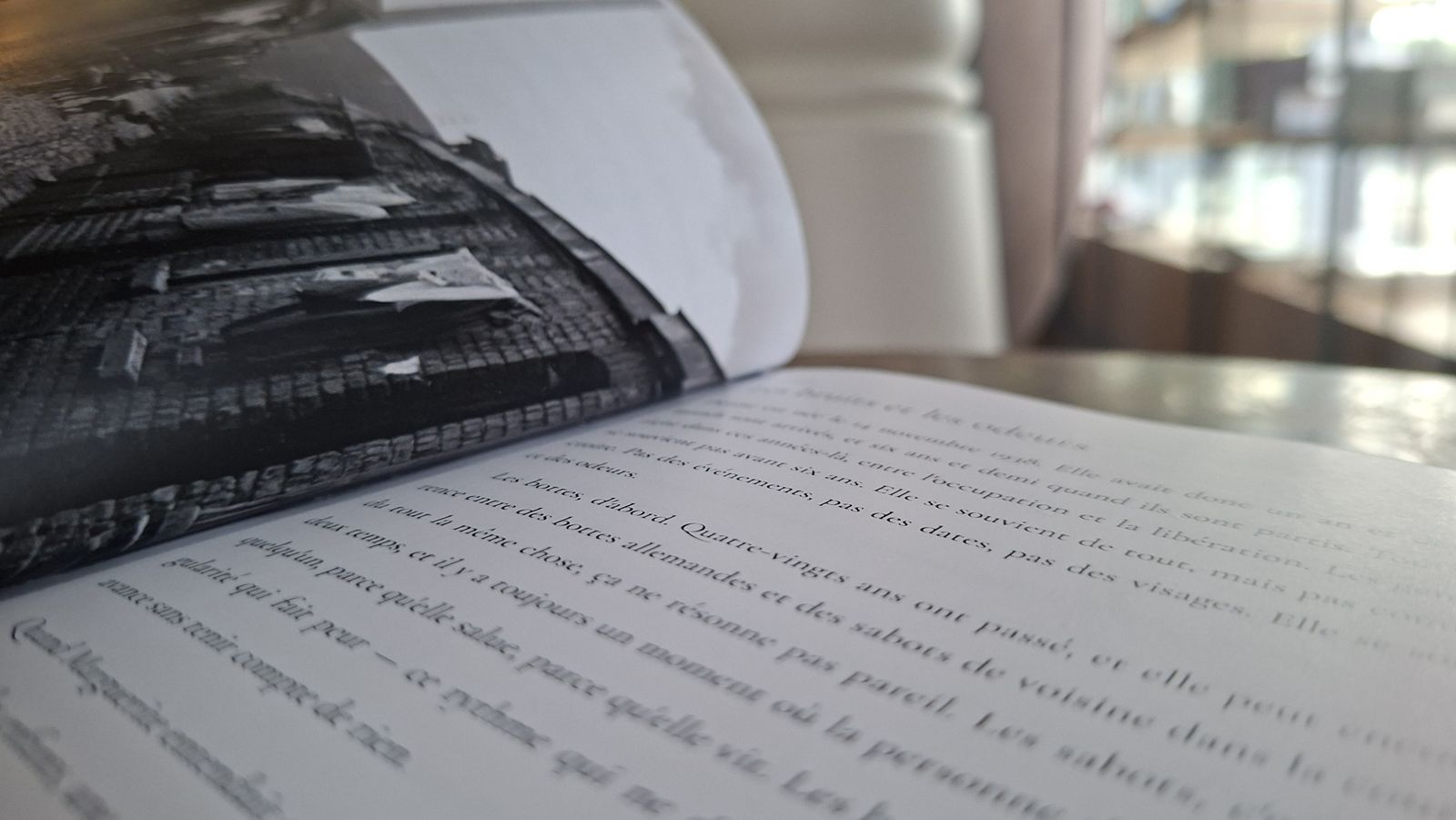 Une double page du livre : une photo d'époque et le récit rédigé